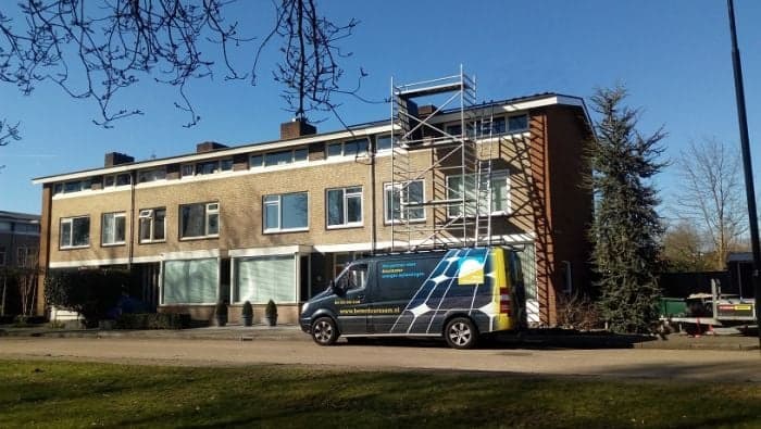 Bus van BeterDuurzaam in een woonwijk