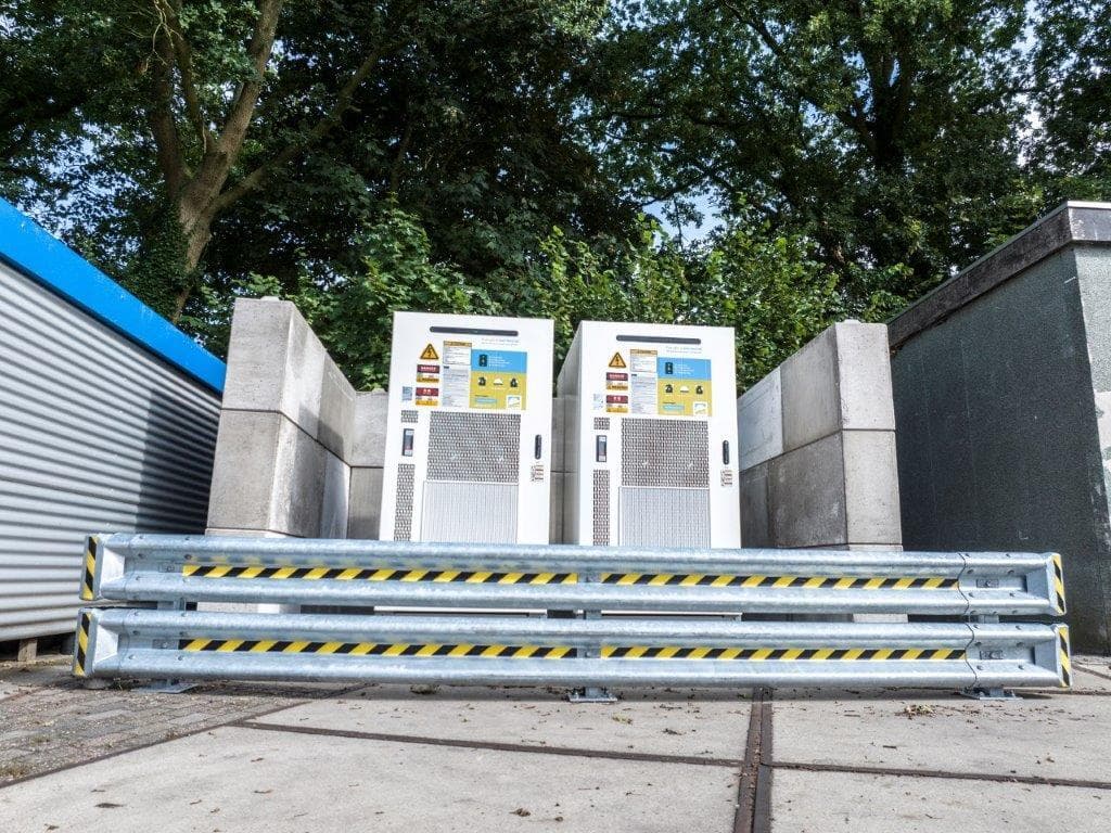 Twee batterijsystemen van BeterDuurzaam op een bedrijfsdak