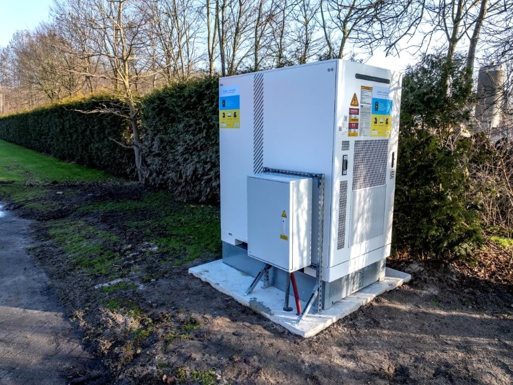 Grote batterij van BeterDuurzaam op een bedrijfsterrein