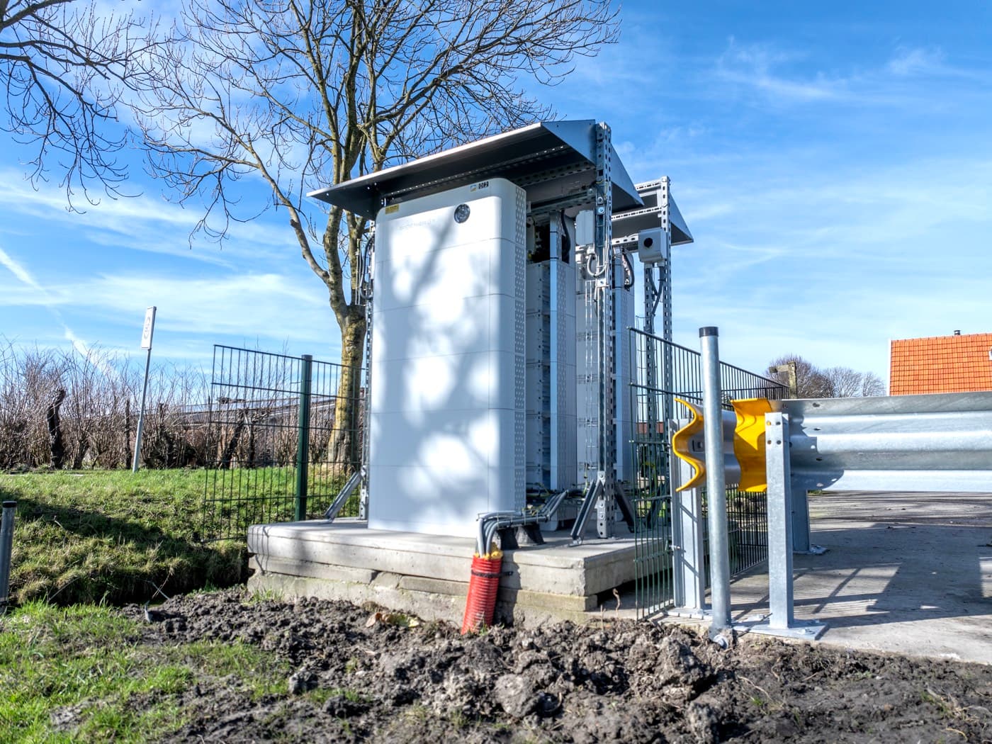 Batterij van BeterDuurzaam met overkapping en omheining