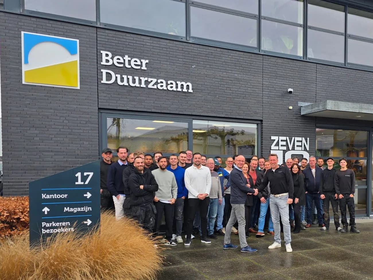Het team van BeterDuurzaam voor het hoofdkantoor in Vaassen
