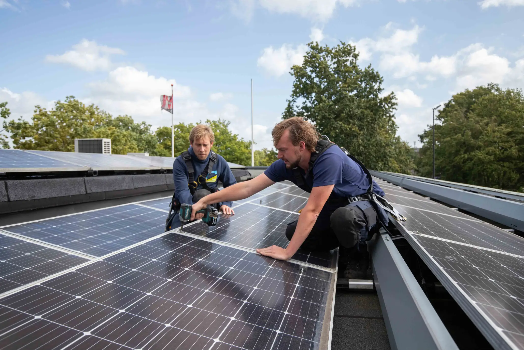 Monteurs leggen zonnepanelen op een dak